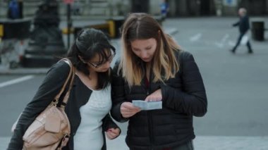 İki kız, Londra sokaklarında bir harita okumak