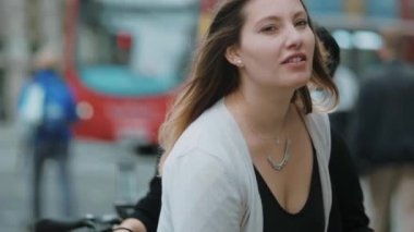 Eğlenceli bir gezi gezisi iki kız orgazm Londra-