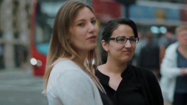 Londra - bir turistik gezi üzerinde iki arkadaş ziyaret