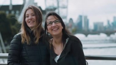 İki kız Londra ziyaret edin ve gezi ve gezi keyfini çıkarın