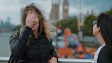 Eğlenceli bir gezi gezisi iki kız orgazm Londra-