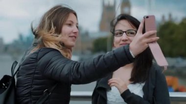 Kızlar selfies bir şehir gezisi sırasında Londra'ya olun