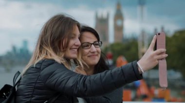 Kızlar selfies bir şehir gezisi sırasında Londra'ya olun
