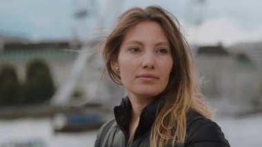 Yansıtıcı bir kız portresi