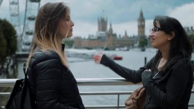 Londra'ya bir gezi geziye iki kız arkadaşım