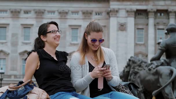 Ontspannen in het Buckingham Palace op een vakantie in Londen — Stockvideo