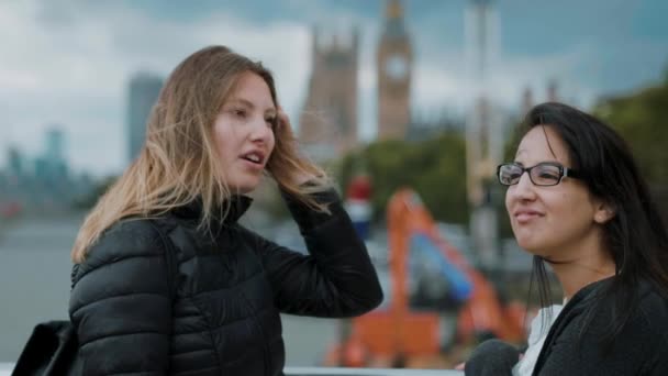 Two girls in London - having fun on a sightseeing trip — Stock Video