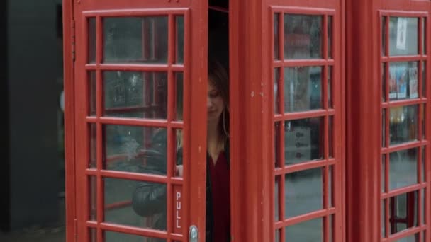 Krásná dívka představuje pro fotografii v londýnské city — Stock video