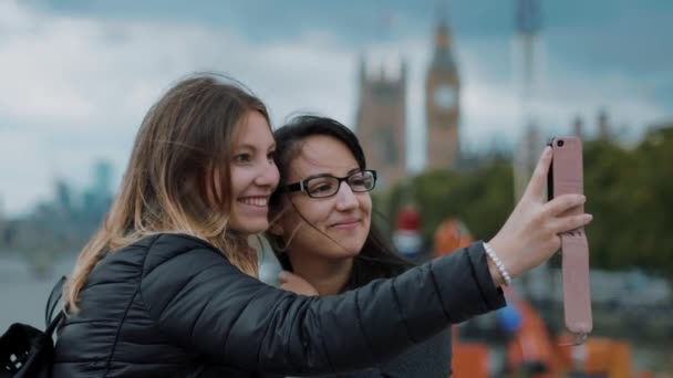 Dos chicas en Londres - divertirse en un viaje de turismo — Vídeos de Stock