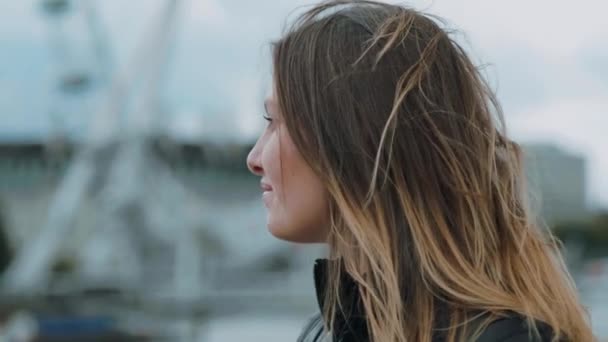 Portrait d'une fille réfléchissante 