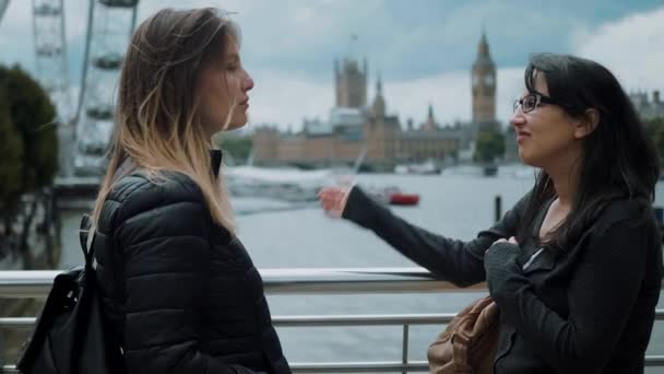 Две девушки во время экскурсии по Лондону — стоковое видео
