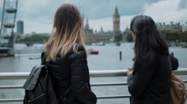 İki kız Londra ziyaret edin ve gezi ve gezi keyfini çıkarın