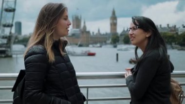 Eğlenceli bir gezi gezisi iki kız orgazm Londra-