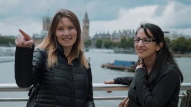 İki kız Londra ziyaret edin ve gezi ve gezi keyfini çıkarın