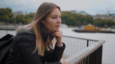 Genç düşünceli kadın - yaklaşık yirmi yaşında