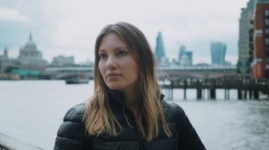 Genç düşünceli kadın - yaklaşık yirmi yaşında