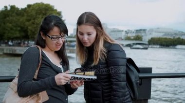 Londra'ya bir gezi geziye iki kız arkadaşım