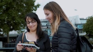İki kız, şehir merkezi Londra seyahat rehberi okuyun