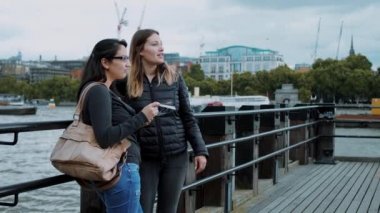 Rier Thames Londra'da bir iskele üzerinde rahatlatıcı