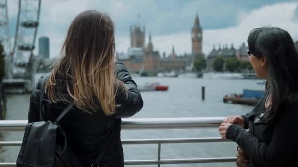 Dos chicas en Londres - divertirse en un viaje de turismo — Vídeo de stock