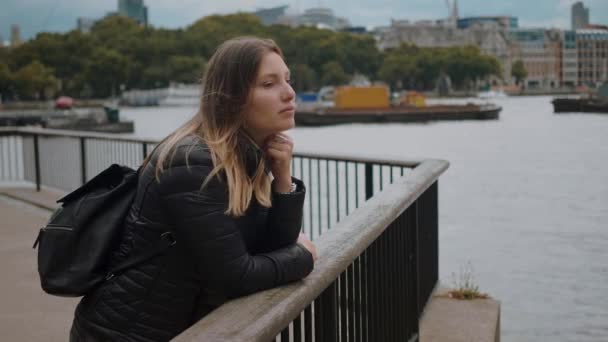 Young beautiful woman on a trip to London — Stock Video