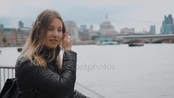 Londra'ya bir gezi genç kız — Stok video