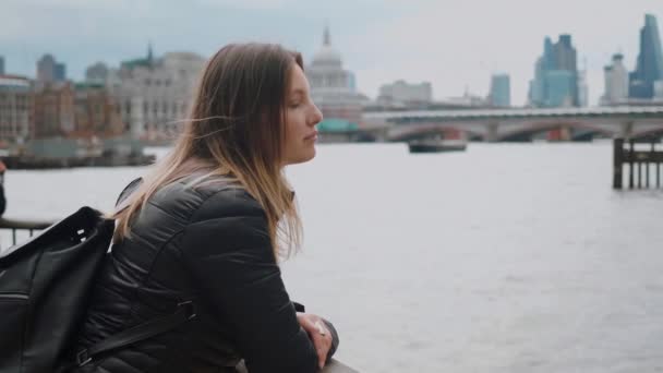 Jong meisje op een reis naar Londen — Stockvideo