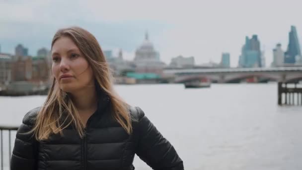 Chica joven en un viaje a Londres — Vídeos de Stock