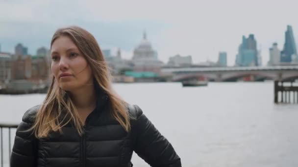 Giovane ragazza in viaggio a Londra — Video Stock