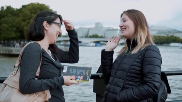 Dos chicas visitan Londres y disfrutan del viaje y el turismo — Vídeo de stock