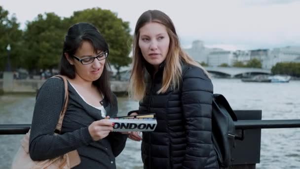 London sightseeing - two girls and a travel guide — Stock Video