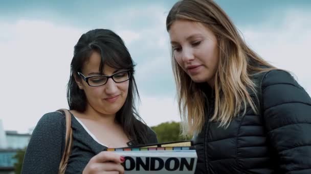 Londres turismo - dos chicas y una guía de viaje — Vídeos de Stock