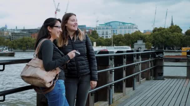 Two girls visit London and enjoy the trip and sightseeing — Stock Video