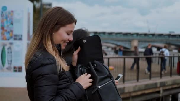 Verkennen van de city of London - twee meisjes op sightseeing tour — Stockvideo