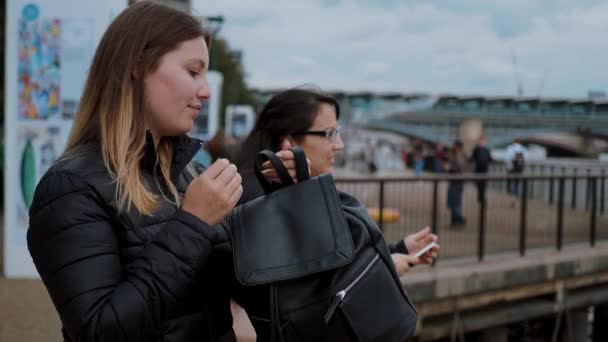 Explorando la ciudad de Londres - dos chicas en visita turística — Vídeos de Stock