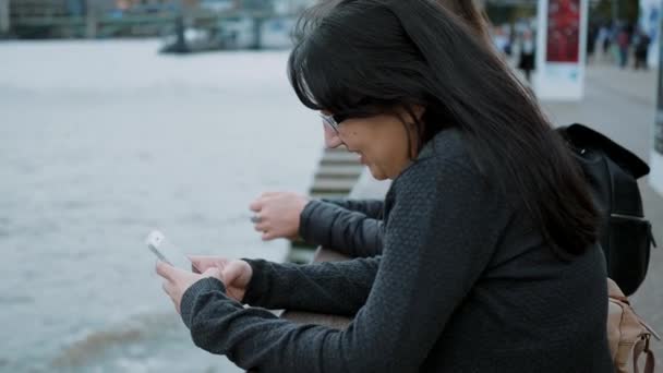 Controleren van een bericht op de mobiele telefoon — Stockvideo