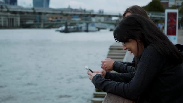 Sprawdzanie wiadomości na telefon komórkowy — Wideo stockowe