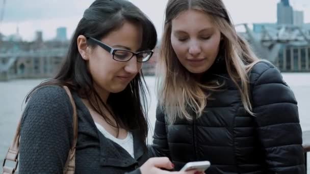 探索伦敦金融城-两个女孩在观光游览 — 图库视频影像