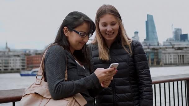 Due amiche in un giro turistico a Londra — Video Stock