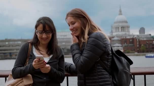 Visiter Londres - deux amis en voyage touristique — Video