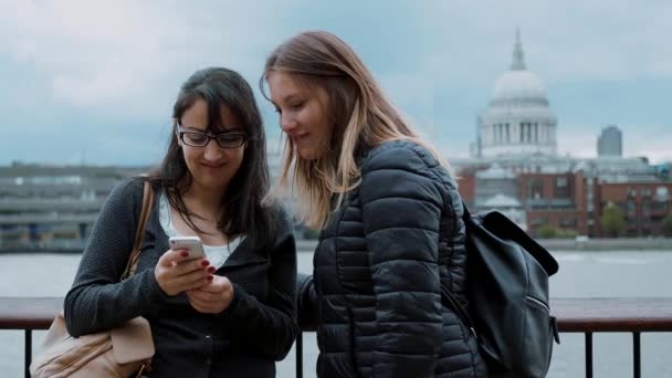两名年轻妇女在伦敦泰晤士河畔的银行 — 图库视频影像