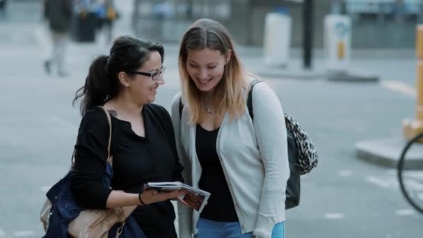 Besuch in London - zwei Freunde auf Sightseeingtour — Stockvideo