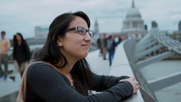 Joven mujer de veinte años - tiro de cerca — Vídeo de stock