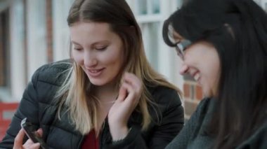 İki genç kadın sokak bir kafede yaslanın ve rahatlayın