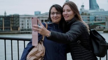 Kızlar selfies bir şehir gezisi sırasında Londra'ya olun