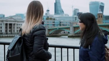 İki kız Londra ziyaret edin ve gezi ve gezi keyfini çıkarın