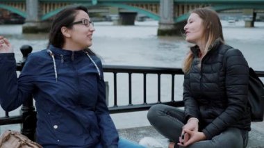 Londra - bir turistik gezi üzerinde iki arkadaş ziyaret