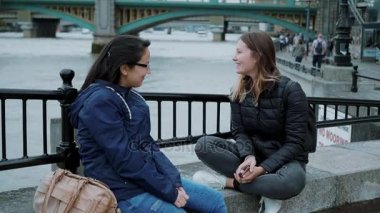 Küçük bir konuşma, iki kız