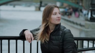 Genç yirmi yaşındaki kadın - ateş yakından