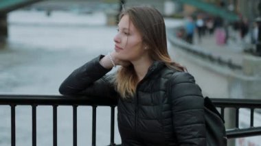 Şehirde genç düşünceli kadın